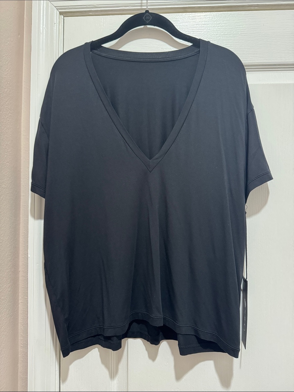 Noli Black Relaxed V-Neck Short Sleeve Tee